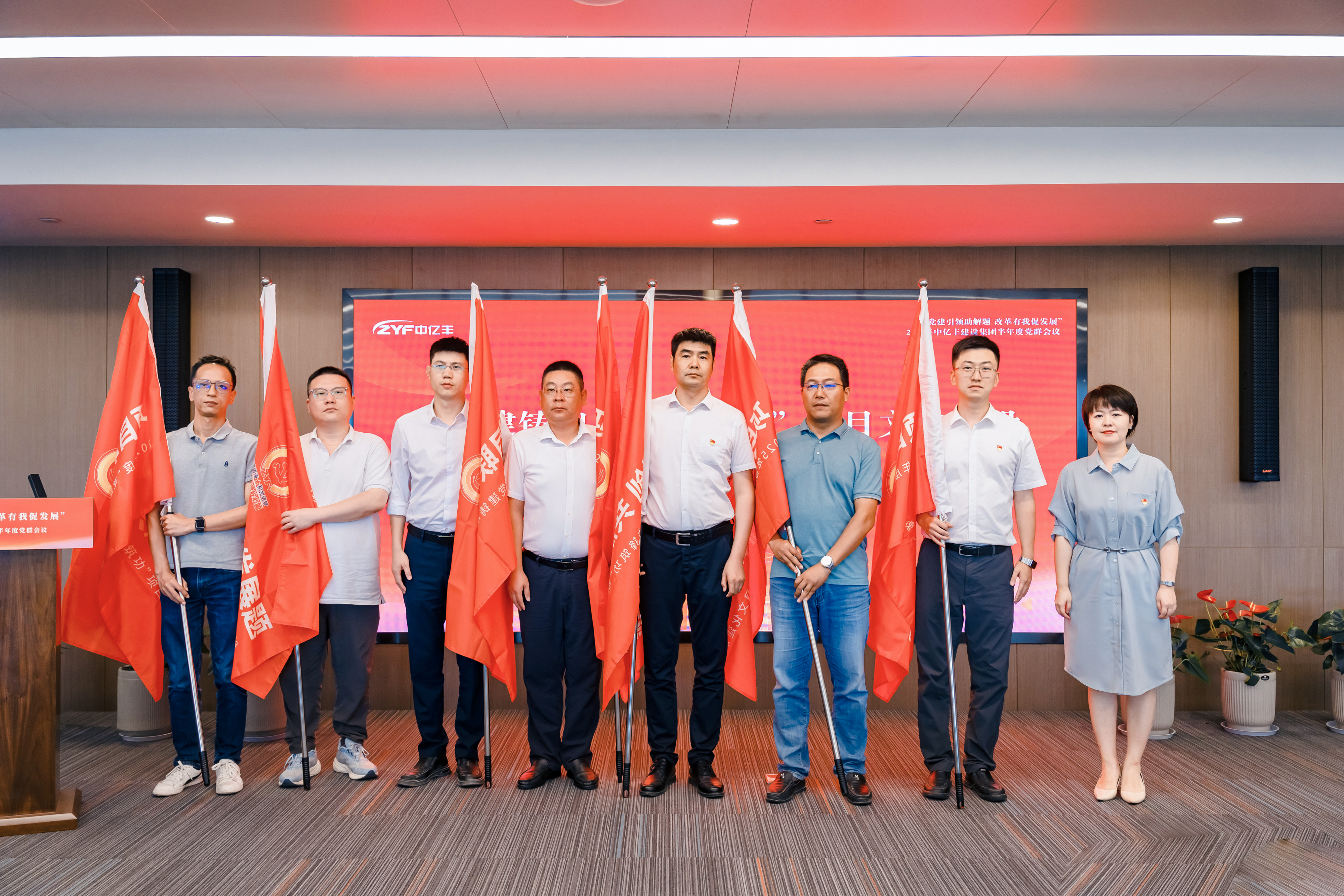 中国·yL23411永利(集团有限公司)-官方建设集团党委书记、副总裁 张婷为联创共建项目部授旗1